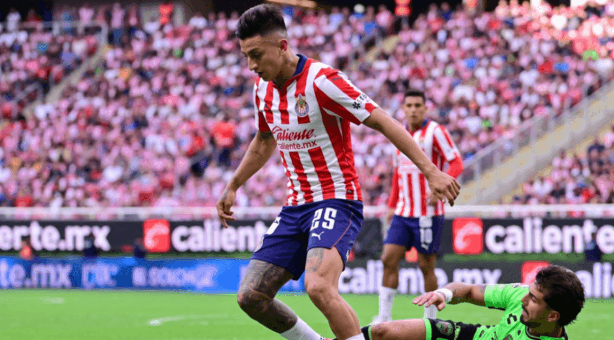 Alvarado rescata a Chivas en el último suspiro y rompe la resistencia de Juárez