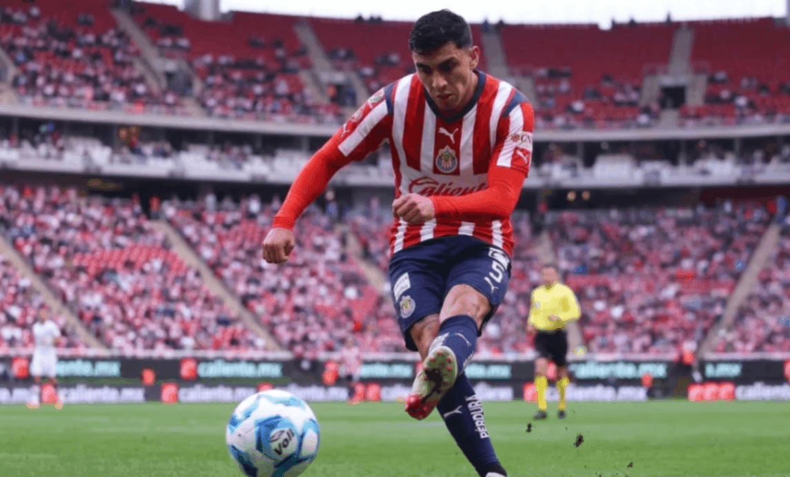 Chivas toma ventaja antes del parón y Pumas cambia la conversación en la parte alta