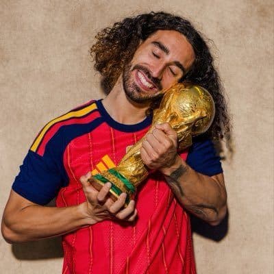 Marc Cucurella entierra moneda antes de la final,  emulando a Joan Capdevila en 2010