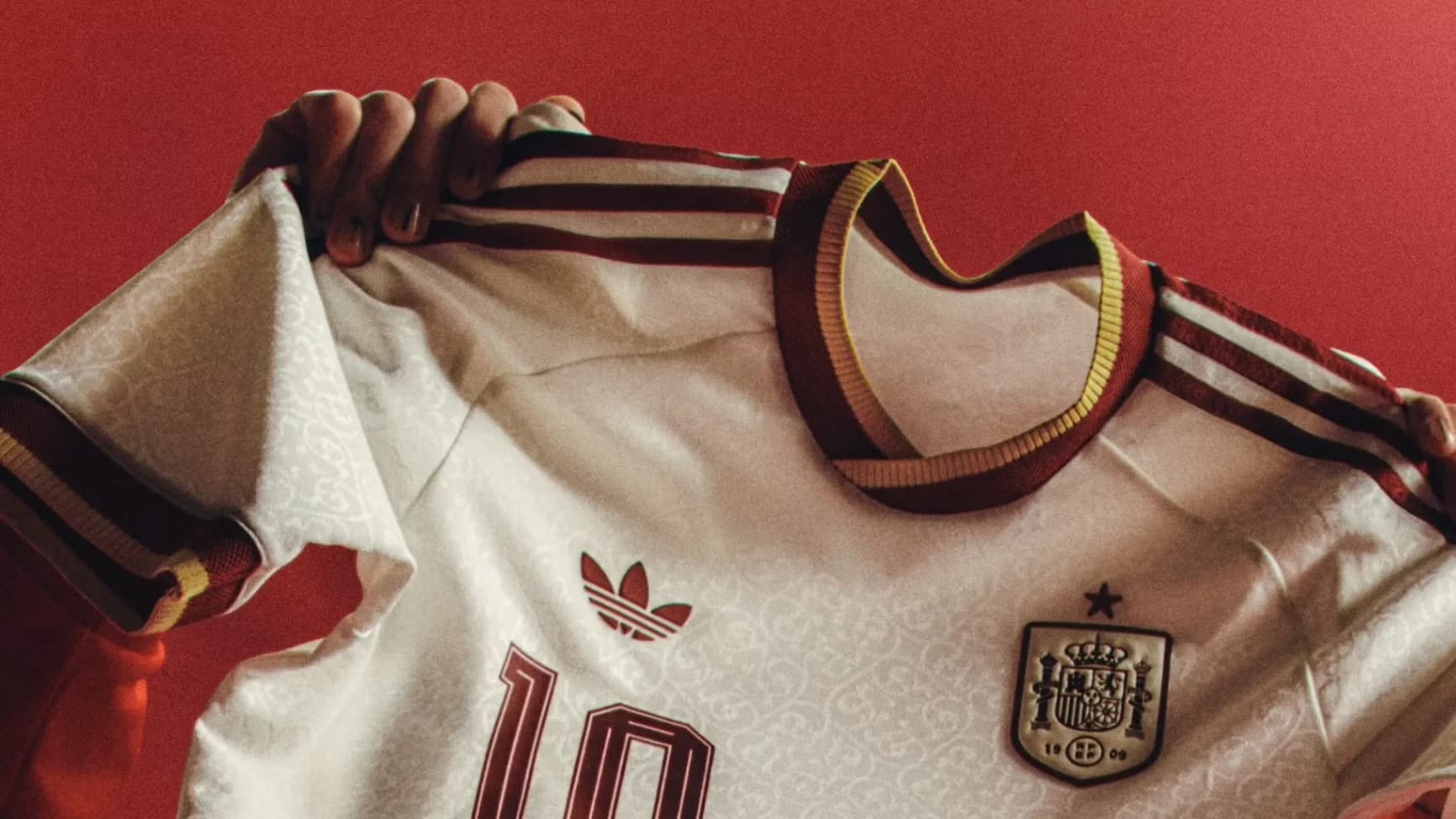 España presenta su segunda camiseta para el Mundial