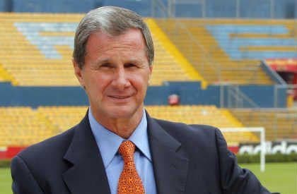 Enrique Borja arropa a Henry Martín: el penal fallado no borra su peso en América