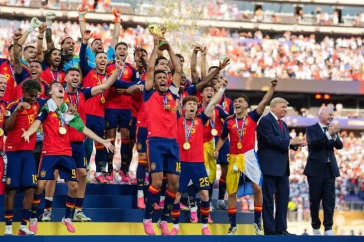 Donald Trump se niega a abandonar la ceremonia del trofeo de la Copa del Mundo mientras España celebra