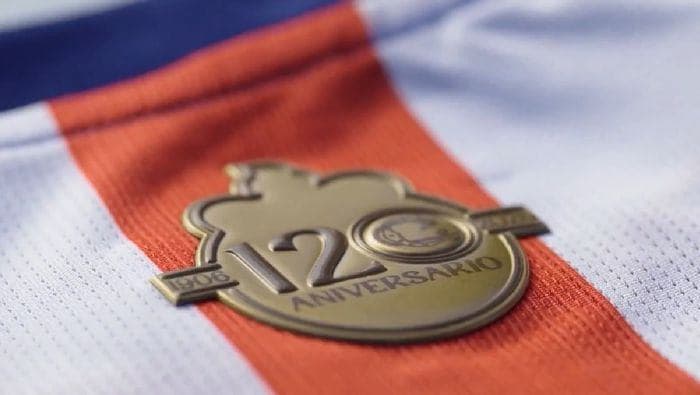 Puma y Chivas presentan la playera del 120 aniversario del club