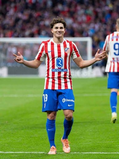 Julián Álvarez vuelve al Atlético en medio de la tensión: su futuro sigue apuntando lejos de Madrid